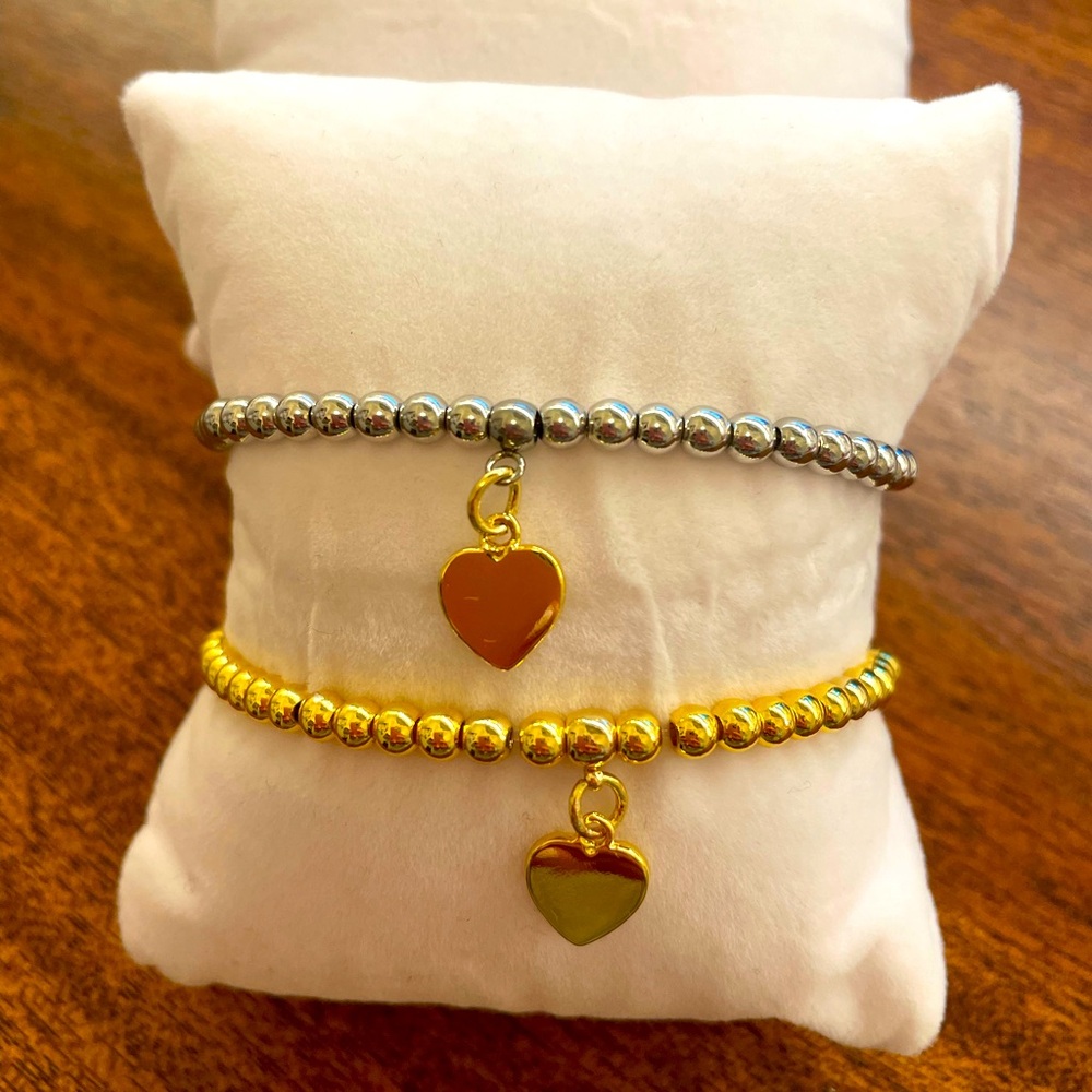 Non tarnish gold plated heart bracelet.  Fits most wrist sizes.  Beautiful!!